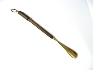 Chausse-pied en laiton antique à long manche, outil durable en métal pour faciliter le port des chaussures - Product Image 4