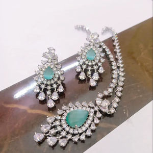 Juego de Joyería de Lujo Clásico con Imitación de Plata, Collar y Aretes con Pedrería Verde Menta para Novias, Bodas, Fiestas y Eventos Nocturnos - Product Image 1