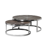 Table basse moderne de forme ronde en métal avec plateau en bois, surface lisse, pour un salon élégant, apparence raffinée