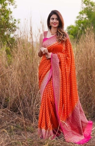 Sari traditionnel KV en soie d'art Zari orange avec bordure, et chemisier de fête réversible infroissable non cousu - Product Image 3