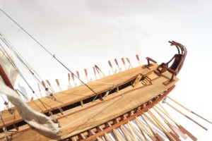 TRIREME - Maqueta de Velero de Madera Hecha a Mano, Personalizada, Antigua, Coleccionable, con Temática Oceánica, Adorno de Mesa Independiente, Pieza de Arte de Gia Nhien Co. - Product Image 5