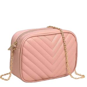 Sur la base des résultats de la recherche, cet article est un sac bandoulière matelassé de couleur rose pêche, avec un sac doré. - Product Image 1