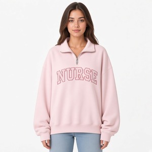 Sudadera Rosa de Moda para Mujer con Cierre de Cremallera, Hombros Caídos y Estampado Personalizado con Nombre/Letra - Product Image 4