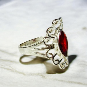 Anillo de Plata de Ley 925 con Granate, Anillo Floral Hecho a Mano con Gema de Granate, Joyería Artesanal - Product Image 2