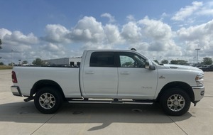 Camioneta RAM 3500 Laramie 4WD Deluxe Premium 2024 con Navegación, Transmisión Automática y Faros LED - Product Image 4