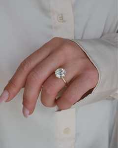 Bague de fiançailles en diamant rond de laboratoire de 5 carats, alliance pavée, 6 griffes classiques, certifiée IGI - Product Image 6