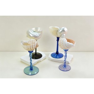 Copa de vino de concha marina y vidrio de calidad superlativa, ideal para recepciones de boda, fiestas y ocasiones especiales. - Product Image 1