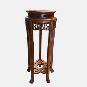 Pedestales Redondos Duraderos Hechos de Madera Aromática Pulida y Pintada de Origen Vietnamita, Colocados a Ambos Lados del Altar - Product Image 5