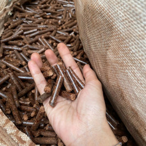 Pellets de madera de alta calidad, larga duración, baja humedad, listos para exportación por Merades de Indonesia a Letonia. - Product Image 1