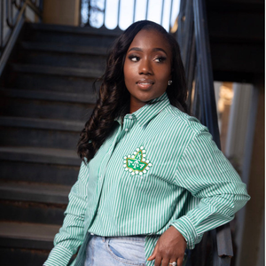 Chemise boutonnée pour femme, personnalisée, vert menthe et rayures blanches, brodée avec un motif de blason, manches longues, col classique, haut décontracté et tendance - Product Image 2