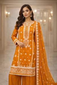 Traje de colección Eid hecho de seda india con bordados, trabajo de espejo y encaje. - Product Image 2