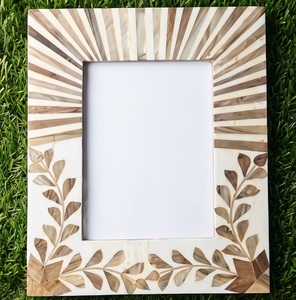 Elegante Marco de Fotos Rectangular Vertical Hecho a Mano con Madera y Resina, Diseño con Patrón de Hojas y Rayos de Sol - Product Image 4