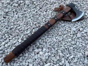 Hacha Vikinga de Alta Calidad, Fabricada a Mano, con Espiga Plana, Cabeza de Acero con Alto Contenido de Carbono y Mango de Madera, de BA Enterprises - Product Image 4