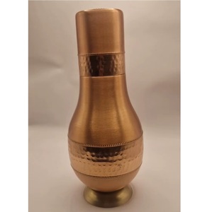 Elegante botella de agua de cobre de La India Beneficios curativos antiguos con diseño moderno Ideal para la hidratación diaria y el bienestar - Product Image 1