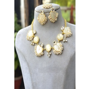Atractivo Juego de Collar y Aretes de Perlas Chapadas en Oro de Latón de Primera Calidad, Joyería de Moda para Mujer, Regalo de Boda o Compromiso - Product Image 1