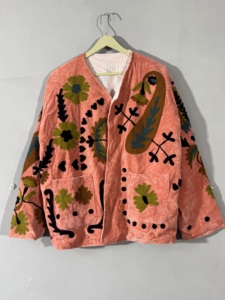 เสื้อแจ็คเก็ตกำมะหยี่ปักมือลายซูซานี – เสื้อโค้ทสไตล์โบฮีเมียนสำหรับงานเทศกาล ลายปักดอกไม้และลายเพสลีย์ เสื้อคลุมสไตล์ศิลปะ - Product Image 1