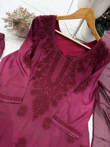 Conjunto de Salwar Kameez para Mujer, Top y Falda de Rayón con Estampado Floral y Encaje, Corte Entallado, Color Borgoña, para Fiestas y Bodas - Product Image 5