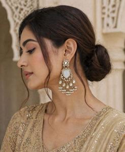 Boucles d'oreilles pendantes de luxe indiennes traditionnelles pour mariages et fêtes, ornées de cristaux et de strass, plaquées or en alliage de zinc - Product Image 2