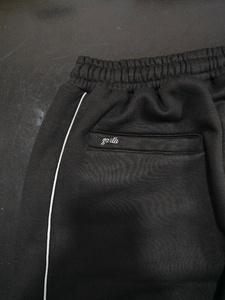 Survêtement personnalisé en silicone imprimé avec doublure réfléchissante sur toute la tenue, pantalon de jogging à jambe droite et sweat à capuche. - Product Image 6