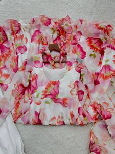 Magnifique robe de créateur confectionnée en tissu Organza Taby Silk de qualité supérieure. Cette robe présente un élégant imprimé floral numérique. - Product Image 6