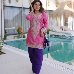 Elegante Conjunto de Kurti Corto con Adornos de Zari y Lentejuelas, Pantalones Estilizados y Bolso Potli - Product Image 1