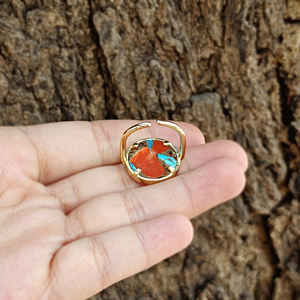 Bague minimaliste en or plaqué 18 carats, forme ronde, pierre précieuse turquoise bleu cuivre, orange Mohave, ajustable, unisexe. - Product Image 6