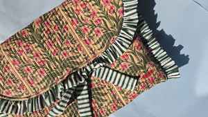 Bolso de Mano Moderno y Suave de Algodón Acolchado con Estampado Floral Bohemio para Mujer, Diseño Artesanal, con Protección para Laptop - Product Image 2