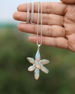 Collier Pendentif Floral en Opale de Feu Naturelle Plaqué Or et Argent, Bijou Fleur, Pierre de Naissance d'Octobre, Cadeau Élégant pour Femme - Product Image 3