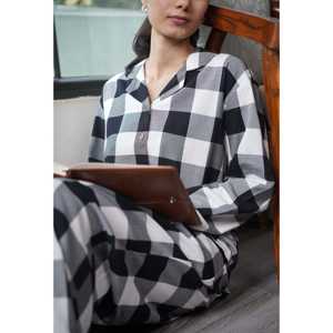 Conjunto de Pijama de Franela Retro para Mujer, Ropa de Dormir de Invierno con un Toque Vintage Elegante - Product Image 1