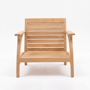 El sillón Anderson Teak Riviera Luxe, hecho de madera de teca natural, es ideal para el jardín o la playa. - Product Image 1