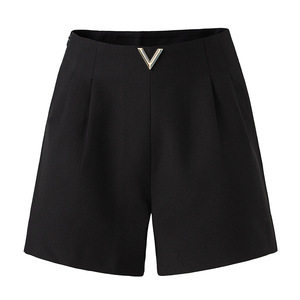 Shorts plissés noirs taille haute avec décor métallique en V, coupe élégante tissée, style classique pour femme - Product Image 1