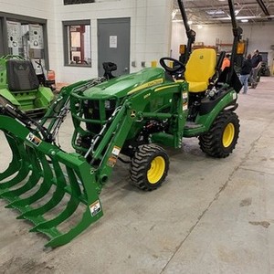 Comprar Tractor John Deere 1025R Usado en Excelente Estado con Cortacésped y Cargador Frontal 120R, Solo 76 Horas, Componentes Principales - Product Image 2