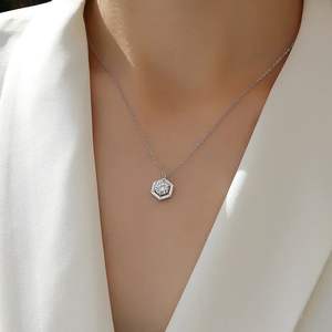 สร้อยคอจี้เพชรทรงหกเหลี่ยมหรูหรา ดีไซน์เรียบง่าย ทองคำขาว ประดับเพชรทรงเรขาคณิต ของขวัญสำหรับผู้หญิง - Product Image 1