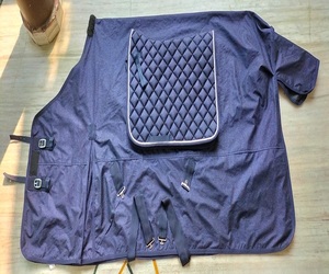 Couverture de selle intégrée pour cheval avec 4 sangles de fixation et doubles fermetures poitrine pour l'entraînement extérieur toutes saisons, fabriquée en Inde - Product Image 2