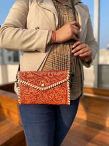 Bolso de mano de talla grande de cuero marrón de estilo occidental, superventas, bolsos de mano de moda de cuero compacto, monederos diseñados para mujer - Product Image 2