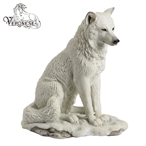 Figurine en résine de luxe peinte à la main, loup blanc assis sur la neige, design VERONESE, série d'animaux européens, pour la décoration de la maison, art - Product Image 1