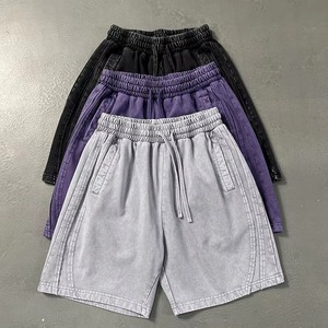 Shorts amples en molleton 100% coton, 400 GSM, effet délavé, coupe décontractée, style streetwear, avec logo brodé. - Product Image 1