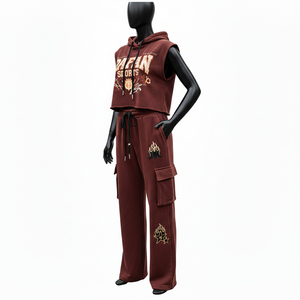 Ensemble sweat à capuche sans manches en molleton de coton et polyester GSM bordeaux et pantalon cargo pour femme, avec logo personnalisé imprimé ou brodé – Ensembles pour femme - Product Image 4