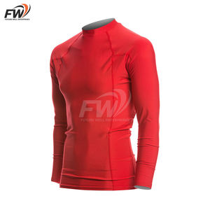 Camiseta de compresión negra dorada Rash Guard, elástica en 4 direcciones y con tejido que absorbe el sudor, parte de un conjunto de artes marciales, esencial para BJJ. - Product Image 1