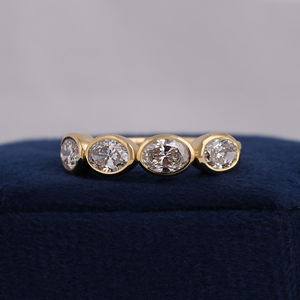 Bague de mariage ovale en diamant de laboratoire 2 TCW, demi-éternité à sertissage est-ouest en or 14K, certifiée IGI, pour femme - Product Image 1