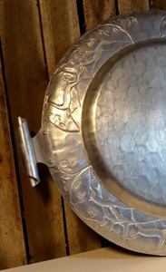 Assiette ronde en argent faite à la main avec motif de feuille en relief, en aluminium, pour mariages et événements de luxe - Product Image 4