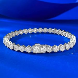 Bracelet en argent S925 minimaliste, tendance et haut de gamme, avec motif nid d'abeille et entièrement serti de diamants Moissanite - Product Image 3