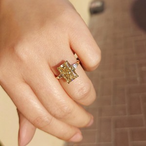 Anillo de Compromiso de Moissanita Amarilla Canaria de Corte Radiante Alargado de 5 Quilates, Anillo de Promesa de Oro Sólido, Anillo de Regalo de Aniversario para Ella - Product Image 6