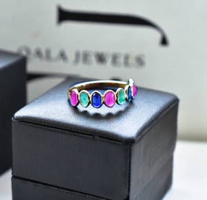 Anillo de gemas naturales múltiples de rubí, esmeralda, zafiro y diamante Regency Garland en oro de 14k. - Product Image 2