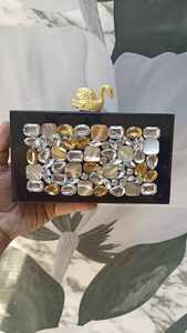 กระเป๋าคลัทช์เรซิ่นสีดำและสีงาช้างมุก ดีไซน์เฉพาะตัว ทำมือ แฟชั่น ทันสมัย ลายเรขาคณิต โดย มัลติคราฟท์ - Product Image 3