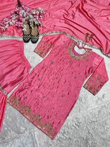 Robe de mariée traditionnelle indienne pakistanaise rose brodée pour femme, longueur ras du sol, coupe classique, avec travail doré, en polyester extensible - Product Image 3