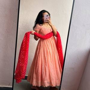 ชุดเดรสชีฟองสีส้ม VASTRA COTTAGE พร้อมผ้าคลุมไหล่ลายดิจิตอล Leheriya แขนสั้น ตกแต่งลายฉลุ ซับในเต็มตัว สง่างาม เหมาะสำหรับงานเทศกาล - Product Image 4