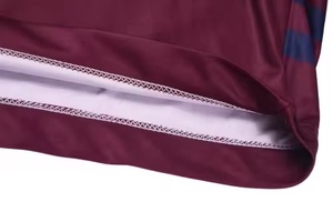 ชุดฟุตบอลผู้ใหญ่คุณภาพสูง เสื้อและกางเกงขาสั้นผ้าโพลีเอสเตอร์ 100% สีและโลโก้สั่งทำได้ ระบายอากาศ แห้งเร็ว คอวี - Product Image 5