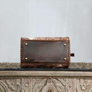 Bolso de Viaje de Lujo para Mujer, de Cuero Genuino, con Panel Floral Repujado, Asa Superior, Cierre de Cremallera, Estilo Casual, Tamaño Mediano - Product Image 4