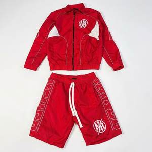 Conjuntos de pantalones cortos cortavientos de nailon rojos para hombre con logotipo personalizado RTS de alta demanda para verano, conjuntos vintage de secado rápido para hombre, chaquetas Highstreet. - Product Image 1